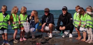 Players join local pre-school children and staff in beach clean ahead of Volvo Car Scandinavian Mixed