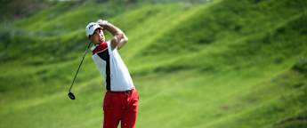 Robinson cruises into contention in Oman