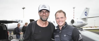 Willett arrives in style