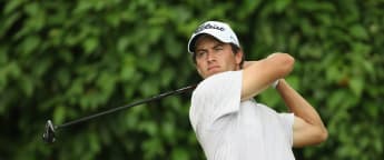 Scott strides towards Singapore title