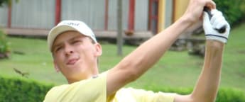 Wilcox battles to hold two shot lead in Colombia