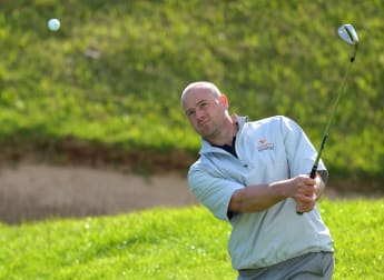 Lee defies conditions for Madeira lead