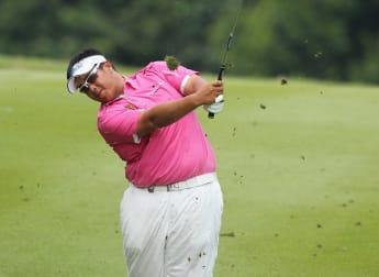 Aphibarnrat leads as sprint finish looms