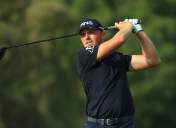Wallace holds narrow advantage in Dubai