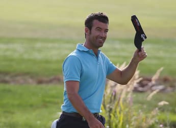 Late eagle boosts De la Riva