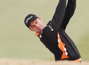 Santos surges into contention