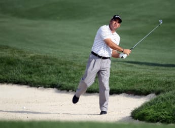 Birdie blitz puts Otto ahead