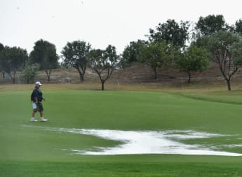 Rain holds up Levy title bid