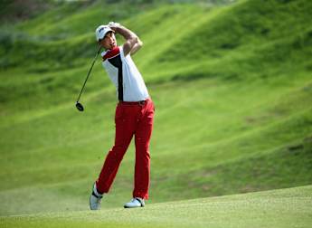 Robinson cruises into contention in Oman