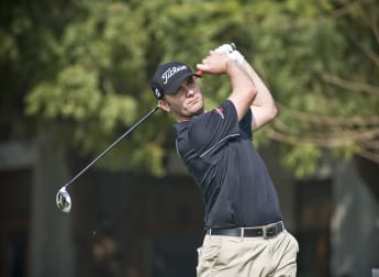 McArthur takes two shot lead in India