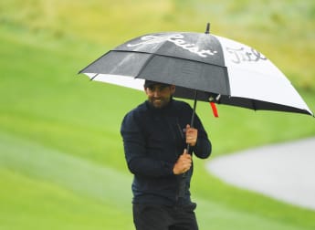 Slattery surges ahead before play suspended