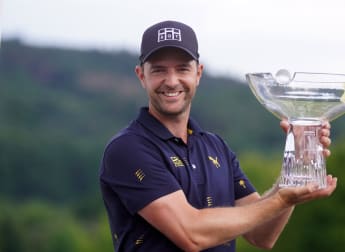 Schneider seals Kaskáda victory and Open exemption