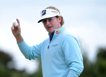Snedeker leads Scott at halfway