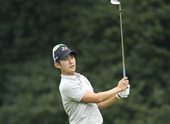 Lee leads in stormy Shenzhen