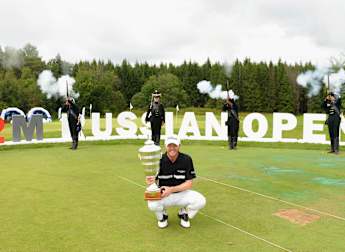 Five star Hoey back to winning ways