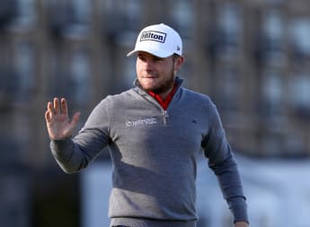 Superb 62 sees Hatton burst into commanding lead