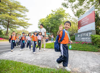 Local school visits Foshan Open