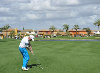 Dyson leads after rain delay