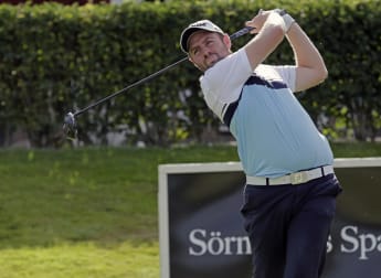 Max rises again to snatch halfway lead 