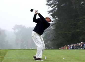 Els and Harrington make late moves