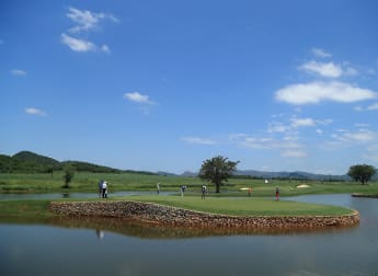 Bezuidenhout pounces to take Alfred Dunhill Par 3 title