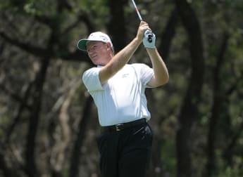 Els moves up leaderboard