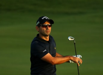 Zanotti edges into Oman lead