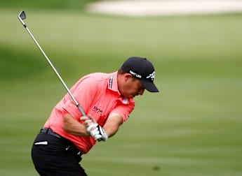 Howell closes in on leaders