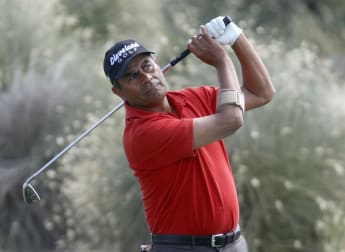 Fernandez ahead but Fowler threatening