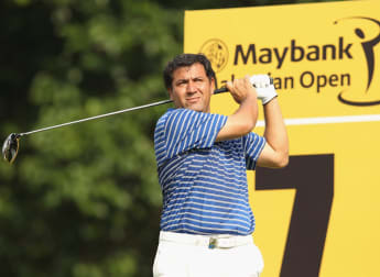 Gonzalez grabs a share of Schwartzel's lead