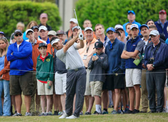 Oosthuizen sees off Spieth to advance