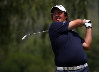 Lowry storms into contention