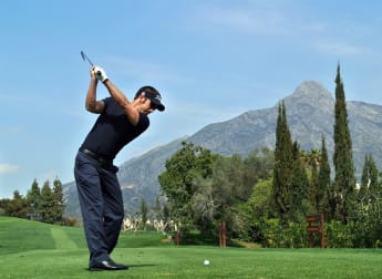 De La Riva maintains narrow lead