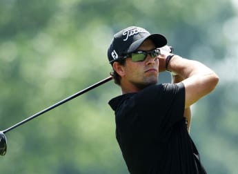 Scott heads congested leaderboard