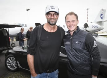 Willett arrives in style