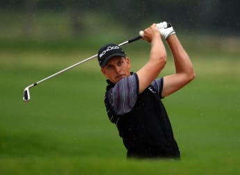 Stunning display puts Stenson ahead