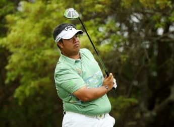 Aphibarnrat eases into last 16