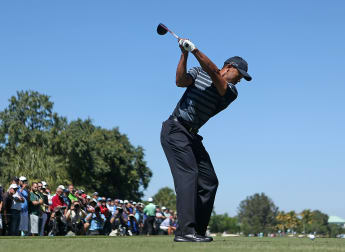 Woods takes lead in Miami