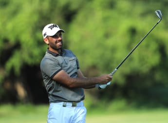 Late birdie hands Schwartzel a share of the lead