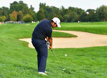 Birdie blitz puts Levy in command