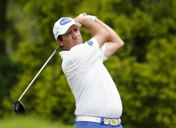 Albatross helps put Hend in the mix