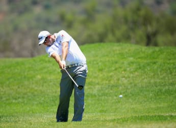 Leishman stays ahead