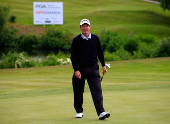 Dangerous Des steals Seniors PGA lead 