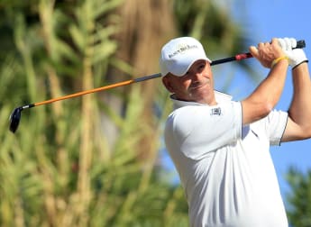 Gould pounces as Ruangkit falters