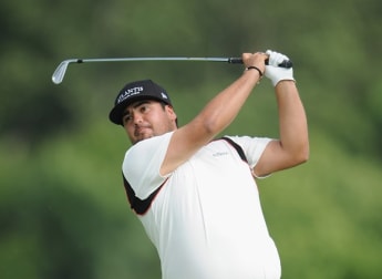 Sjöholm fights back to remain in contention