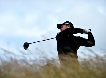 Willett breezes clear in gusty conditions