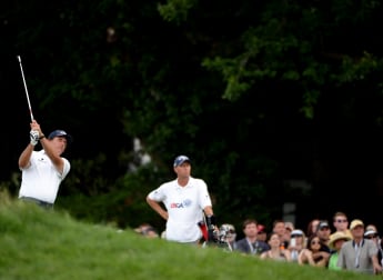 Mickelson fights back to lead at Merion