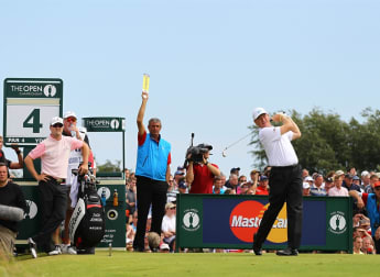 Els takes challenge to Scott