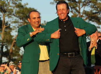 Mickelson masters Augusta once again