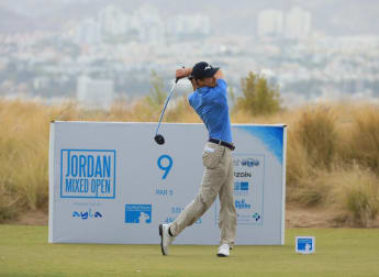 Huizing makes history as first leader in mixed golf